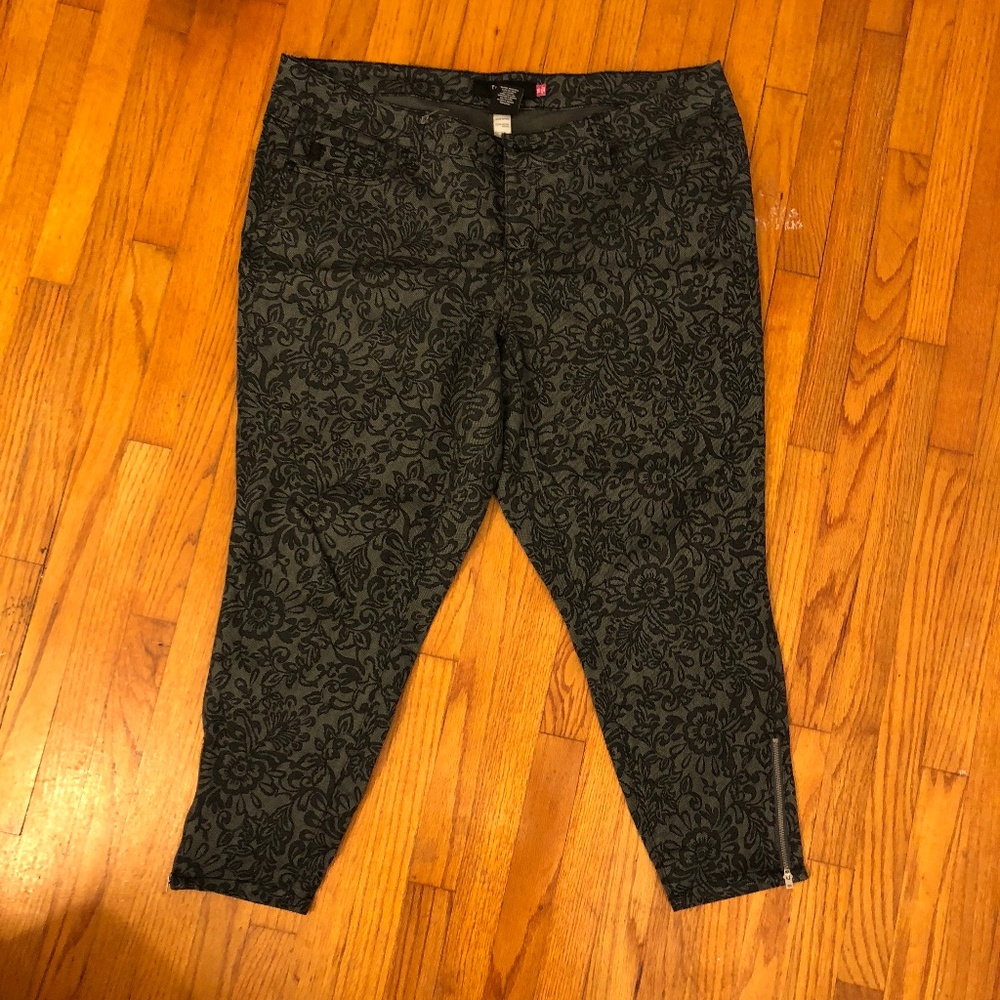 Black and grey floral Fitted Slacks